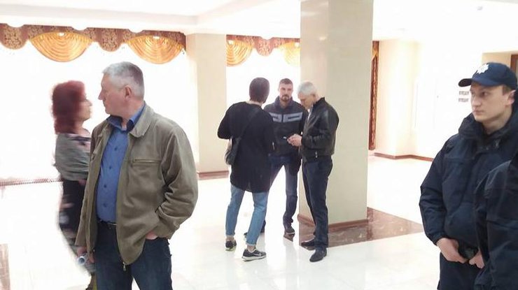 На снимке в кожаной куртке охранник губернатора. Фото: Кирилл Ющишен