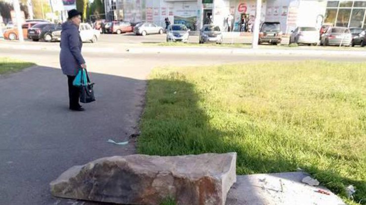 В Одессе вандалы повалили памятный знак маршалу Жукову