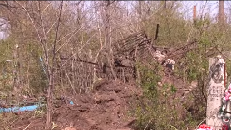 На Донбассе боевики из "Градов" обстреляли кладбище 