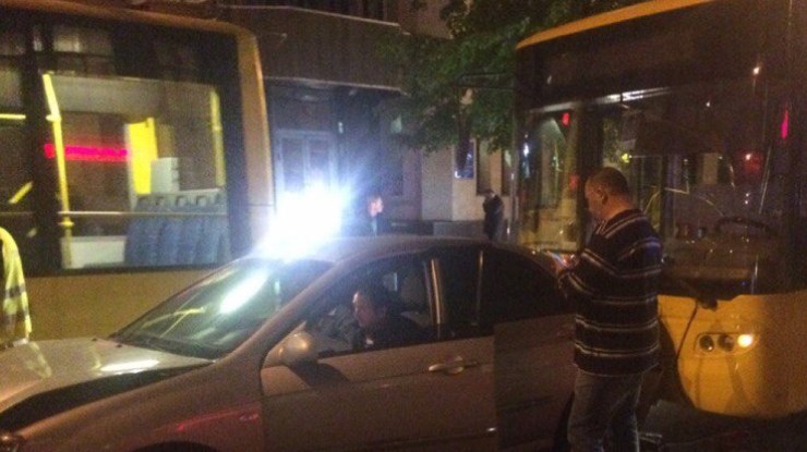 В Киеве троллейбус протаранил четыре легковушки