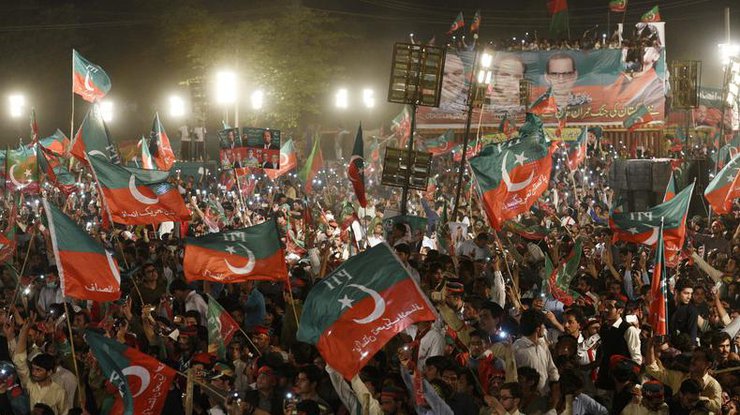 В Пакистане тысячи протестующих требуют отставки премьер-министра 
