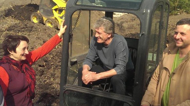 Под Киевом Виктор Ющенко на тракторе строит хату. Фото:  Валентина Руденко\Facebook