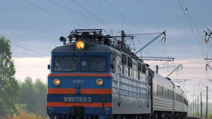 Под Киевом молодого парня сбил поезд