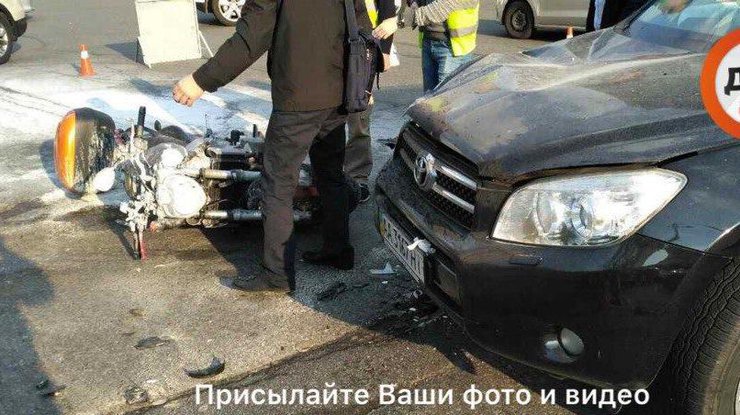 В Киеве внедорожник сбил мотоциклиста