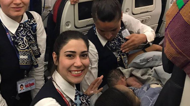 Француженка родила ребенка на борту самолета 