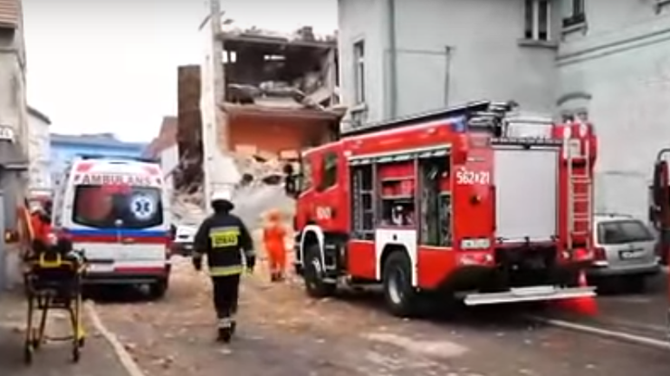 В Польше рухнул жилой дом, под завалами остаются люди. Фото: кадр из видео