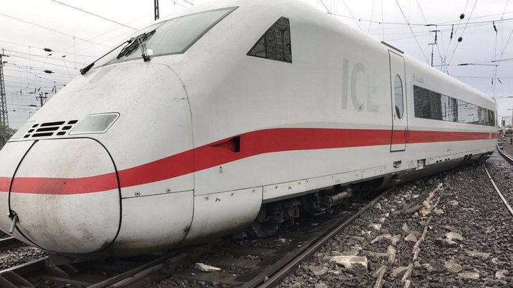 В Германии из-за сошедшего с рельсов поезда перекрыли железную дорогу 