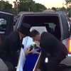 В США девушка-подросток прибыла на выпускной бал в гробу (видео)