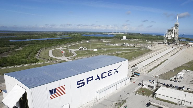SpaceX провела первые испытания "туристической ракеты" Falcon Heavy
