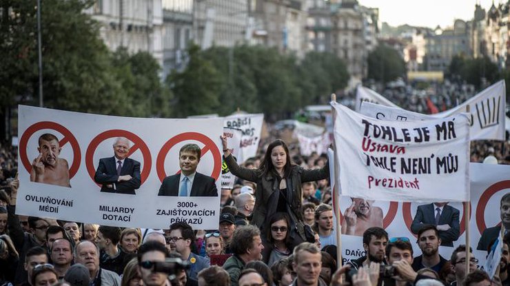 В Чехии жители массово требуют отставки президента