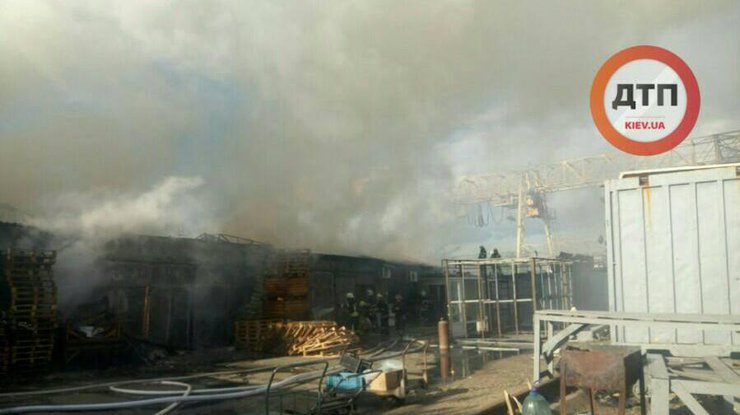 В Киеве масштабный пожар обхватил Дарницкий рынок (фото)