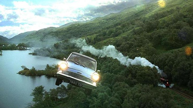Летающий автомобиль. Кадр из фильма "Гарри Поттер и Тайная комната"