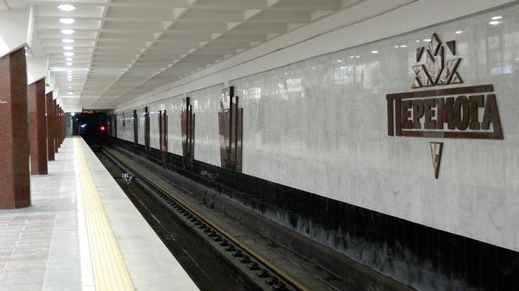 В метро Харькова мужчина прыгнул на рельсы 