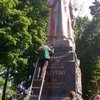 В Киеве осквернили памятник генералу Ватутину (фото)