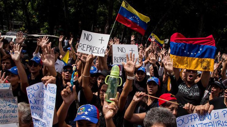 На подавление протестов в Венесуэле правительство направило 2 тысячи военных 