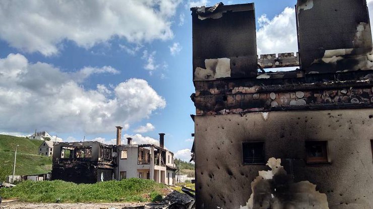 В Бердянском в результате обстрела разрушено три жилых дома. Фото: Руслан Смещук