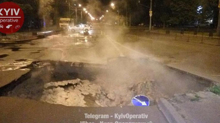 В Киеве прорвало теплосеть, 25 домов остались без воды (фото, видео)