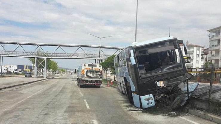 В турецком городе Полатлы в аварию попал автобус с политиками 