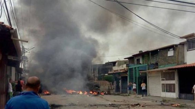 В Венесуэле во время протестов сожгли дом Уго Чавеса 