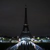 В Париже потушили огни на Эйфелевой башни в память о погибших в Манчестере