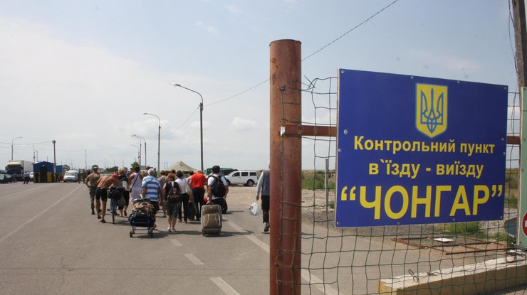 Количество граждан Украины, которые хотят въехать в оккупированный Россией Крым, постоянно сокращается
