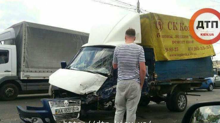 В Киеве лоб в лоб столкнулись два микроавтобуса