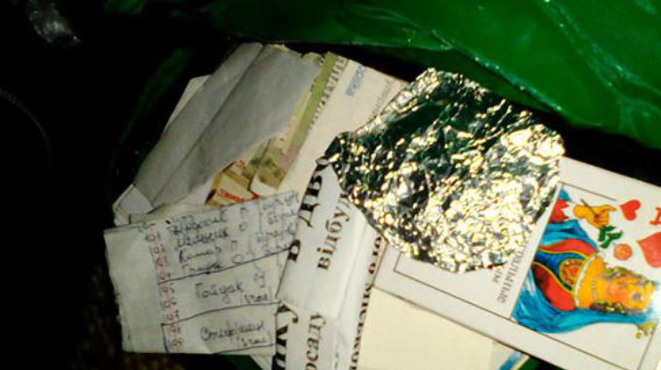 Под Тернополем учительница продавала наркотики в тетрадях