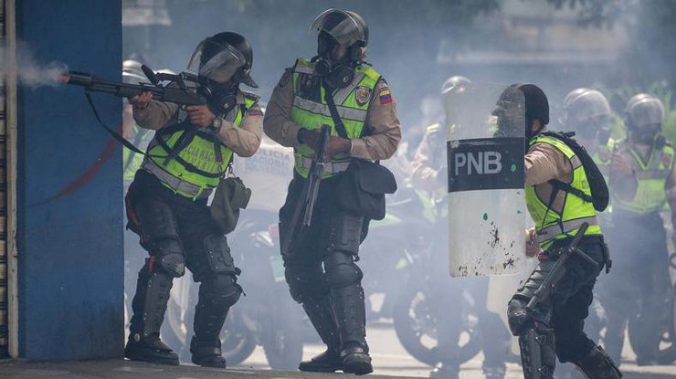 В Венесуэле полицейских задержали за жестокое обращение с протестующими