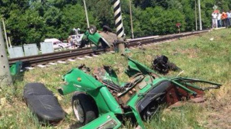 Поезд протаранил автомобиль в Черниговской области