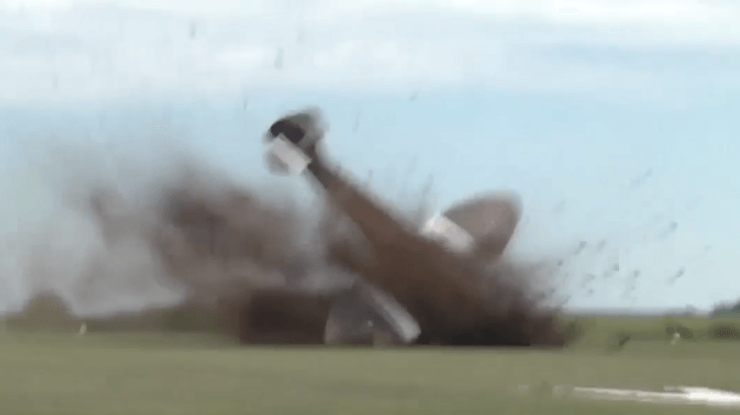 Момент падения самолета / Фото: кадр из видео 