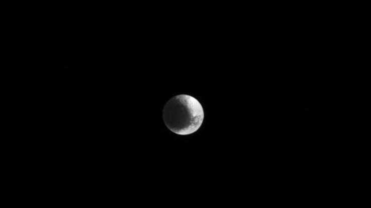 Зонд "Кассини" передал последний снимок Япета
