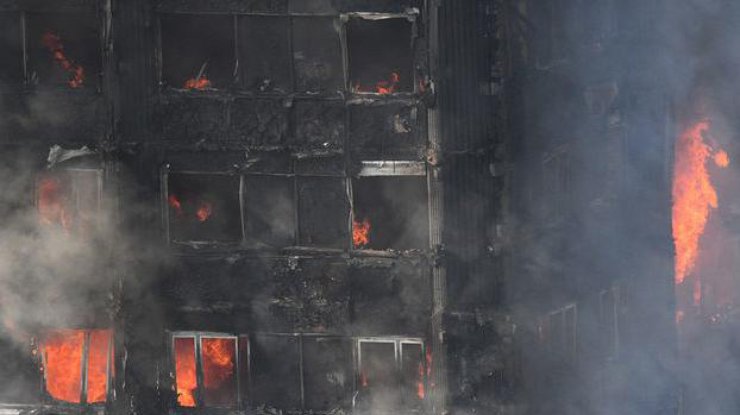 Пожар в Лондоне: мужчина поймал ребенка, которого бросили из 10-го этажа