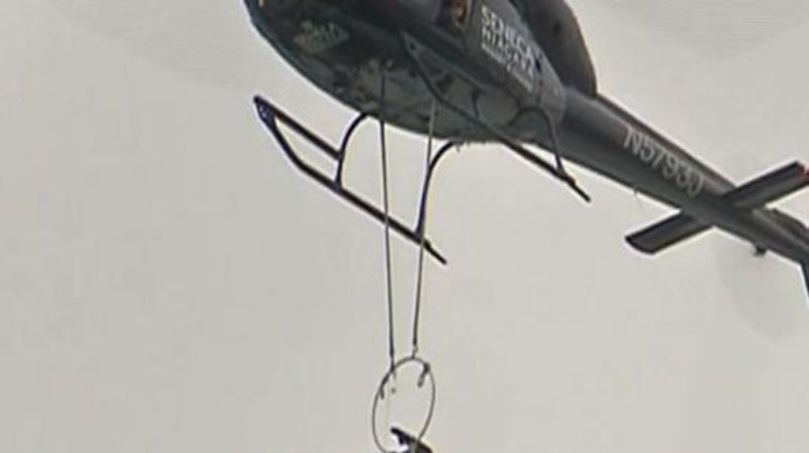 Акробатка повисла на зубах над Ниагарским водопадом / Фото: кадр из видео 