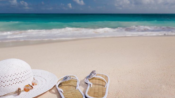 Итальянская компания создала заменяющие пляжные шлепанцы наклейки на ноги