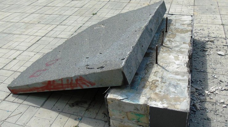На Донбассе вандалы разрушили памятник героям АТО