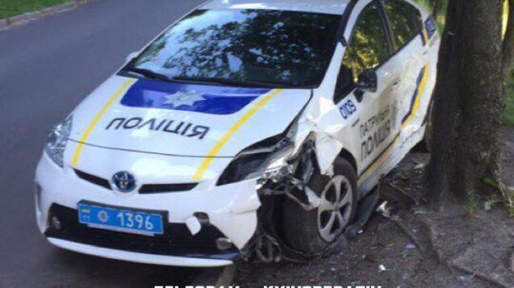 В Киеве обнаружили разбитую полицейскую Toyota Prius 