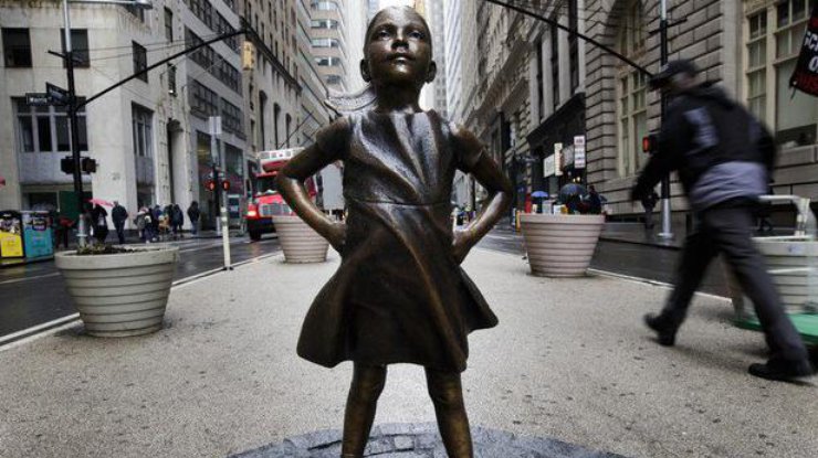 Статуя "Бесстрашной девочки" на Уолл-Стрит в Нью-Йорке