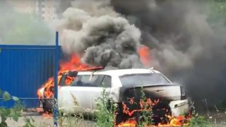 В Киеве сожгли лимузин / Фото: кадр из видео 
