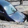 В Киеве из-за прорыва трубы авто провалилось в яму (фото)