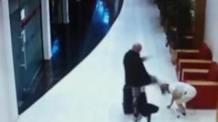 Турист в Болгарии избил горничную отеля / Фото: кадр из видео 