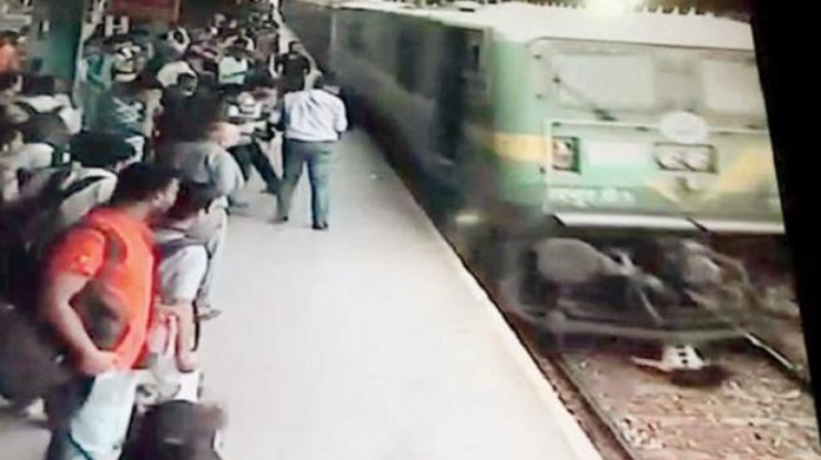 Девушка в наушниках попала под поезд и чудом выжила / Фото: кадр из видео 