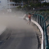 Трагедия на пляже: туристку сдуло ветром от самолета (видео)