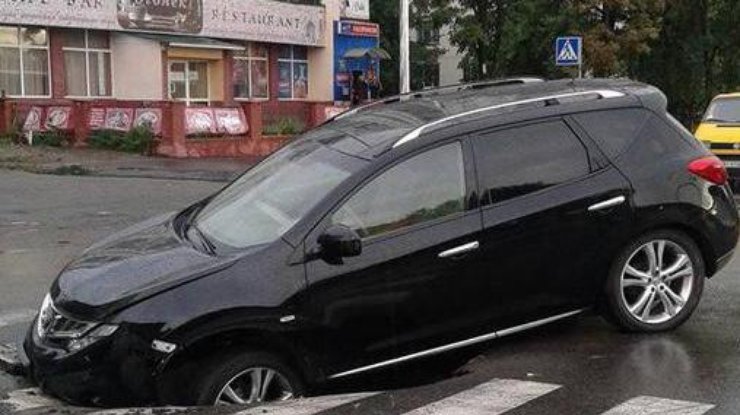 В Киеве машина на новой дороге провалилась под асфальт