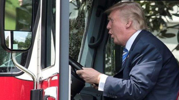 Дональд Трамп за рулем пожарной машины