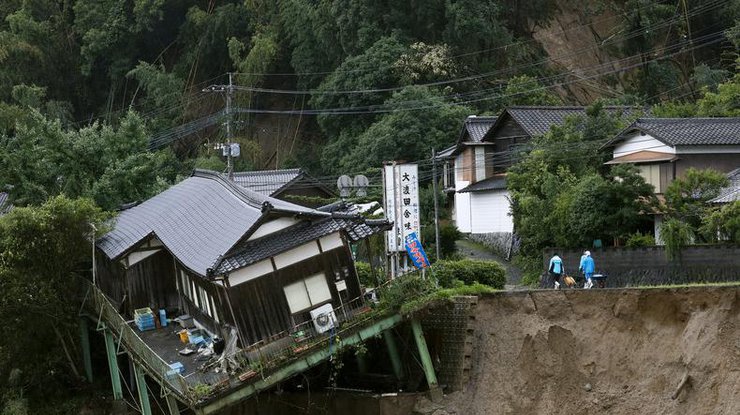 ​В Японии проводят массовую эвакуацию из-за оползней 