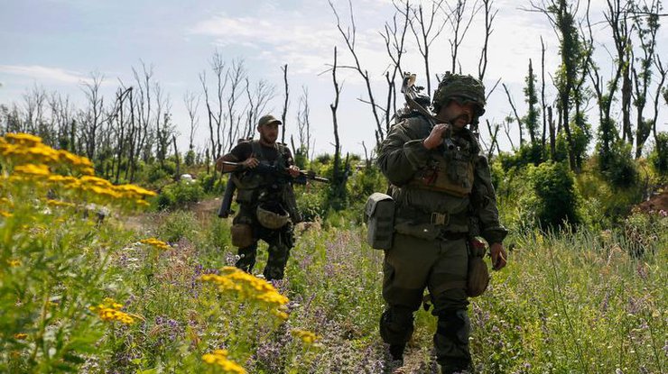 Война на Донбассе: двое украинских защитников ранены 