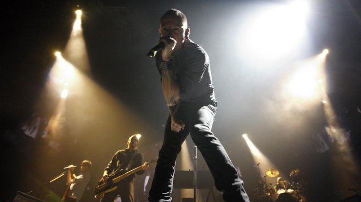 Честер Беннингтон во время концерта группы Linkin Park