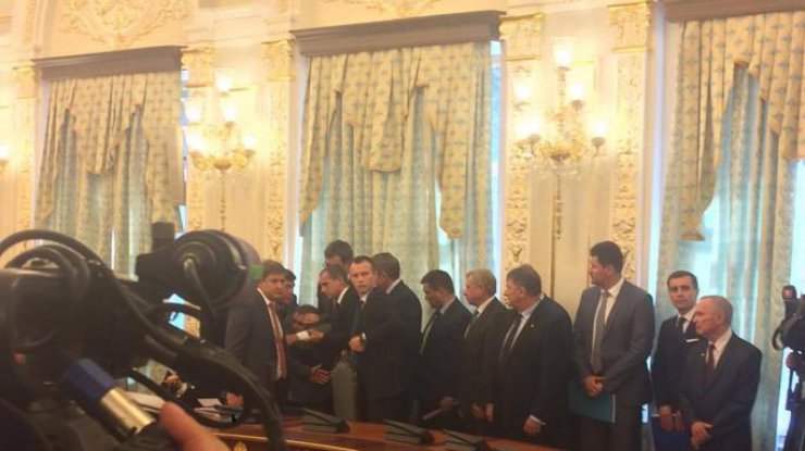Виктора Назаренко вынесли из зала, где проходит церемония