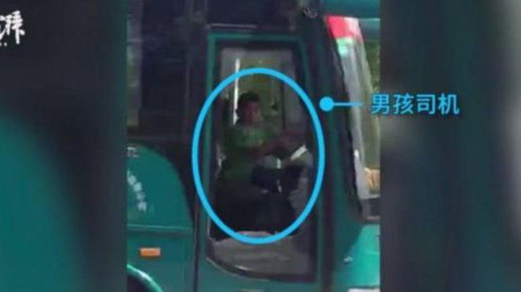В Китае школьник угнал автобус и катался по городу 
