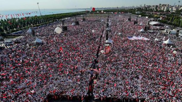 На акцию протеста в Стамбуле вышли десятки тысяч человек